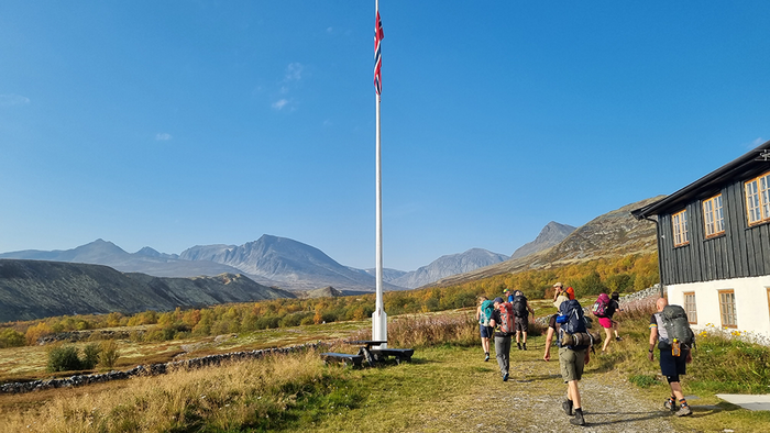 Participants hiking out from Nedre Dørålseter cabin