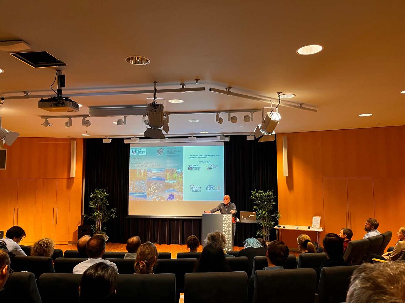 Kjetill S. Jakobsen speaks in front of the conference audience
