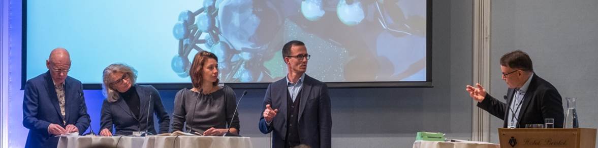 Menn og kvinner i paneldebatt
